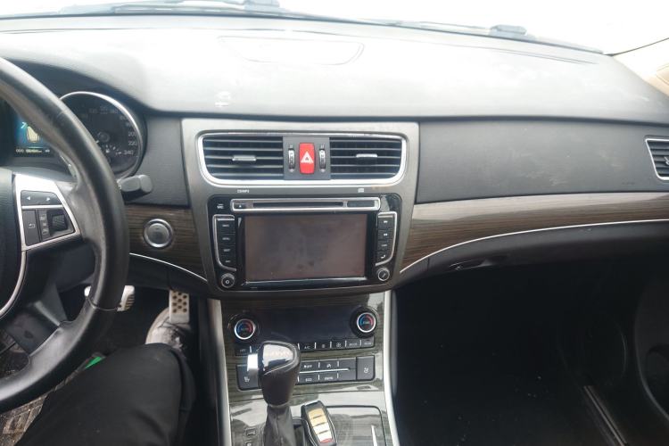 Used Haval H8 2015 2.0T Two-Wheel-Drive Luxury Version Center Console