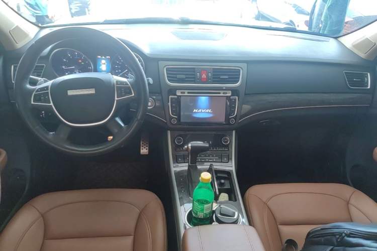 Used Haval H8 2015 2.0T Four-Wheel Drive Elite Model Center Console