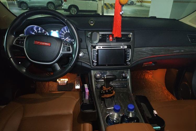 Used Haval H8 2015 2.0T Four-Wheel Drive Elite Model Center Console