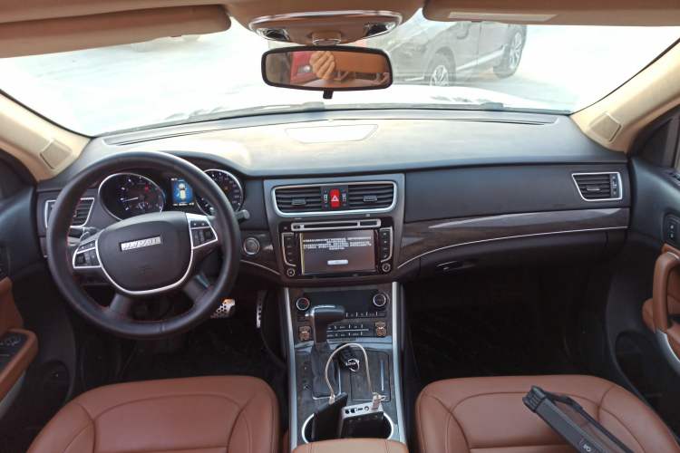 Used Haval H8 2015 2.0T Two-Wheel Drive Comfort Version Center Console