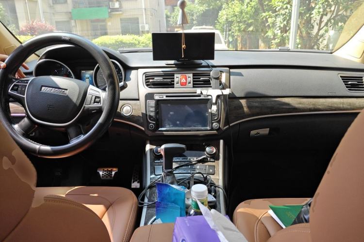 Used Haval H8 2015 2.0T Two-Wheel-Drive Elite Version Center Console