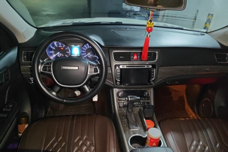 Used Haval H8 2015 2.0T Two-Wheel-Drive Elite Version Center Console