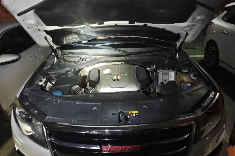 Used Haval H8 2015 2.0T Two-Wheel-Drive Luxury Version Engine Bay