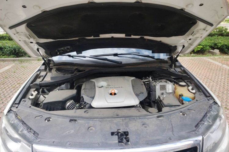 Used Haval H8 2015 2.0T Two-Wheel-Drive Standard Version Engine Bay