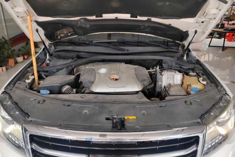 Used Haval H8 2015 2.0T Two-Wheel-Drive Luxury Version Engine Bay