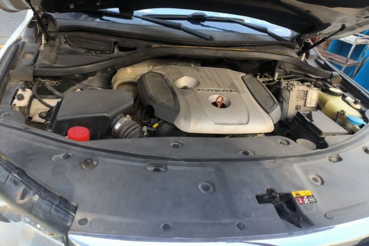 Used Haval H8 2015 2.0T Two-Wheel-Drive Luxury Version Engine Bay