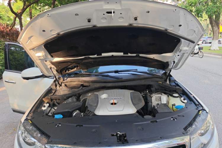 Used Haval H8 2015 2.0T Four-Wheel Drive Elite Model Engine Bay