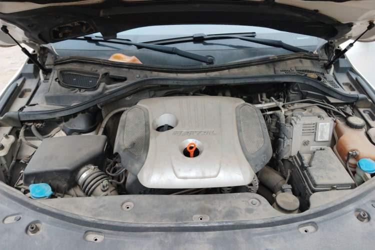 Used Haval H8 2015 2.0T Two-Wheel-Drive Luxury Version Engine Bay