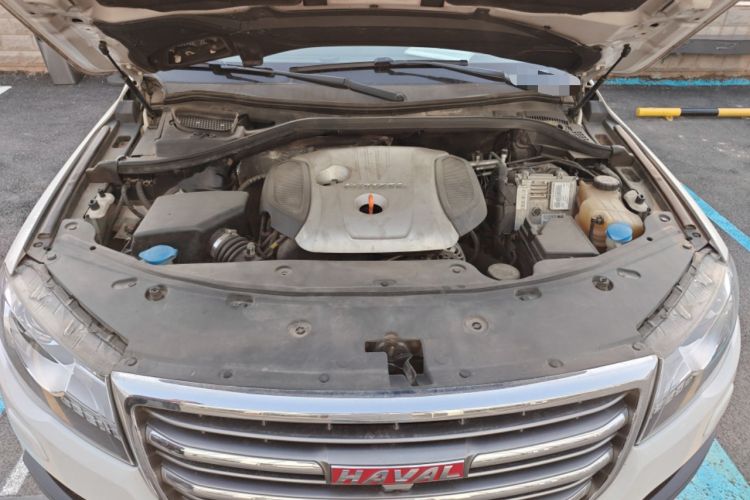 Used Haval H8 2015 2.0T Four-Wheel Drive Elite Model Engine Bay
