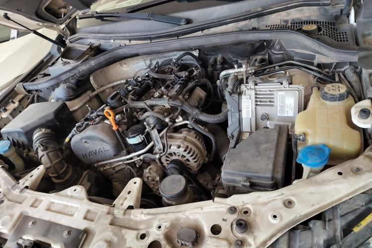 Used Haval H8 2015 2.0T Four-Wheel Drive Elite Model Engine Bay