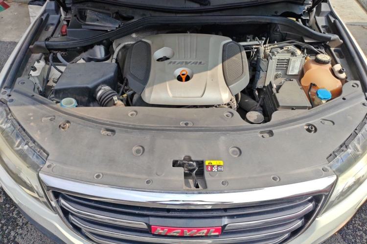 Used Haval H8 2015 2.0T Two-Wheel-Drive Luxury Version Engine Bay