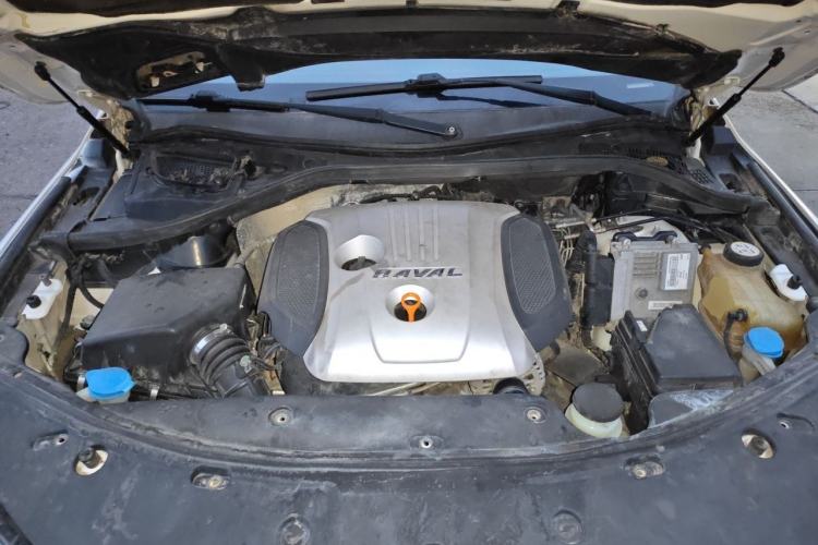 Used Haval H8 2015 2.0T Two-Wheel-Drive Luxury Version Engine Bay