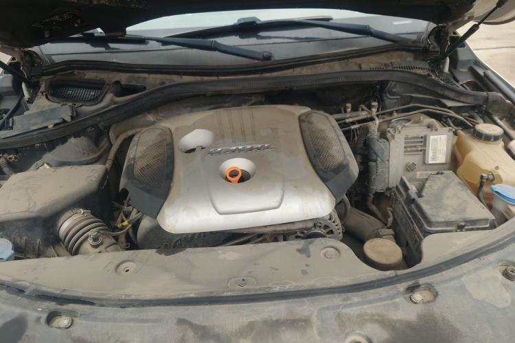 Used Haval H8 2015 2.0T Two-Wheel-Drive Luxury Version Engine Bay