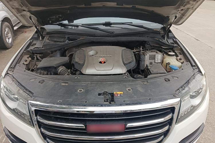Used Haval H8 2015 2.0T Two-Wheel-Drive Standard Version Engine Bay