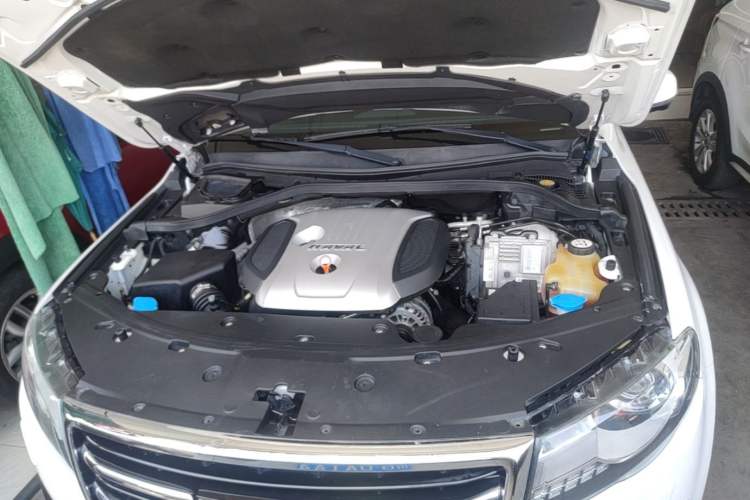 Used Haval H8 2015 2.0T Four-Wheel Drive Elite Model Engine Bay