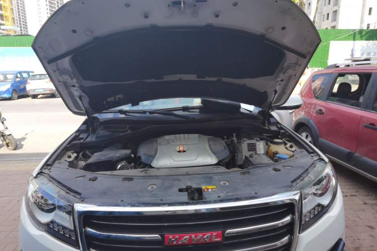 Used Haval H8 2015 2.0T Two-Wheel-Drive Standard Version Engine Bay