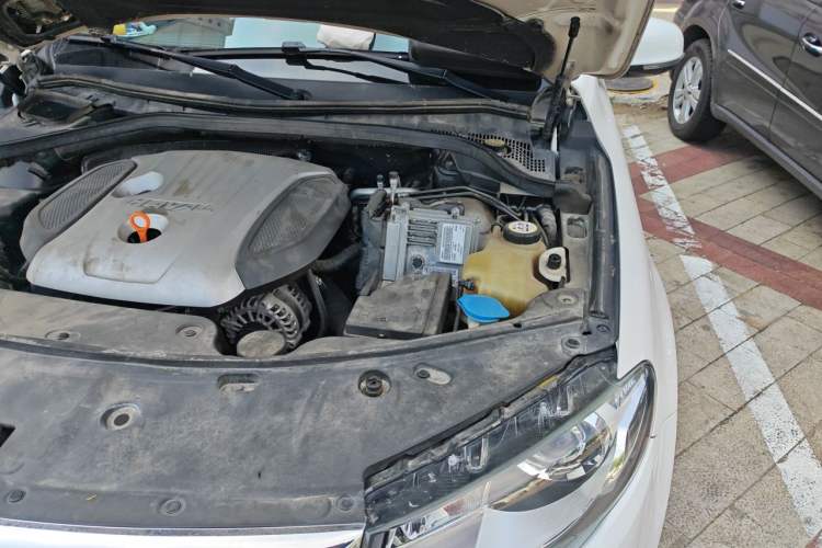Used Haval H8 2015 2.0T Two-Wheel-Drive Standard Version Engine Bay Left