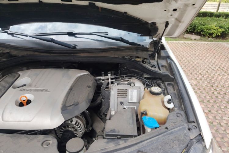 Used Haval H8 2015 2.0T Two-Wheel-Drive Standard Version Engine Bay Left