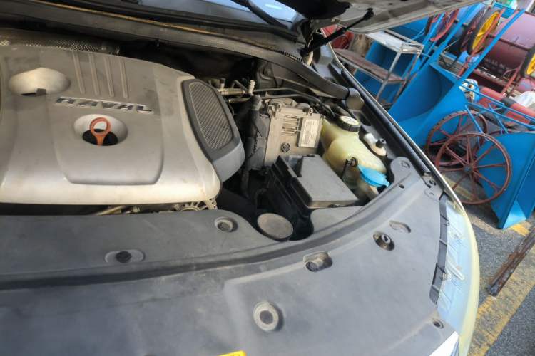 Used Haval H8 2015 2.0T Two-Wheel-Drive Luxury Version Engine Bay Left