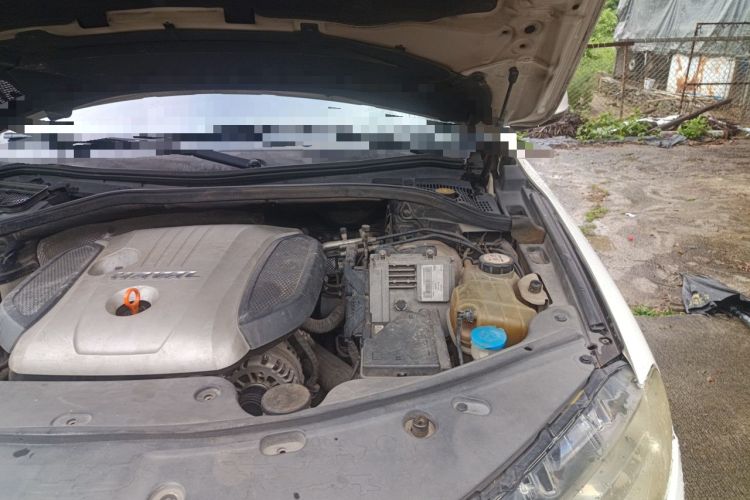 Used Haval H8 2015 2.0T Two-Wheel-Drive Luxury Version Engine Bay Left