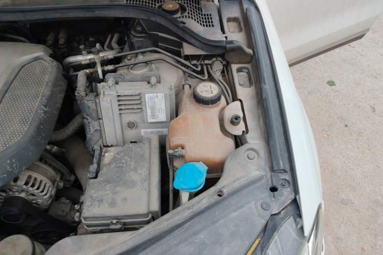 Used Haval H8 2015 2.0T Two-Wheel-Drive Luxury Version Engine Bay Left