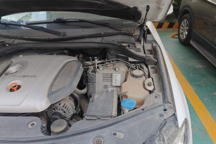 Used Haval H8 2015 2.0T Two-Wheel-Drive Luxury Version Engine Bay Left