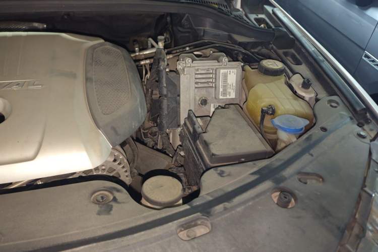 Used Haval H8 2015 2.0T Four-Wheel Drive Comfort Version Engine Bay Left