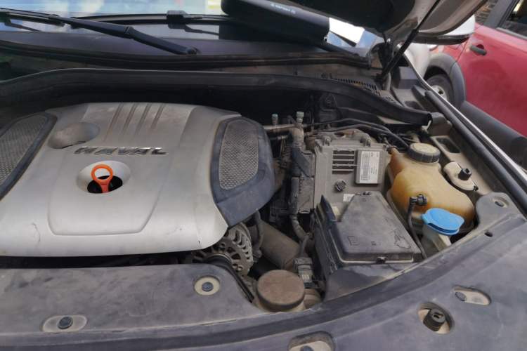 Used Haval H8 2015 2.0T Two-Wheel-Drive Standard Version Engine Bay Left
