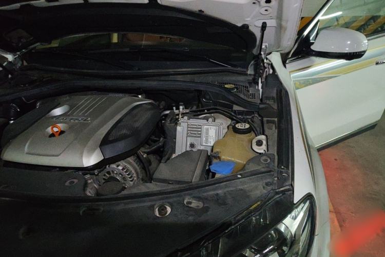 Used Haval H8 2015 2.0T Four-Wheel Drive Elite Model Engine Bay Left