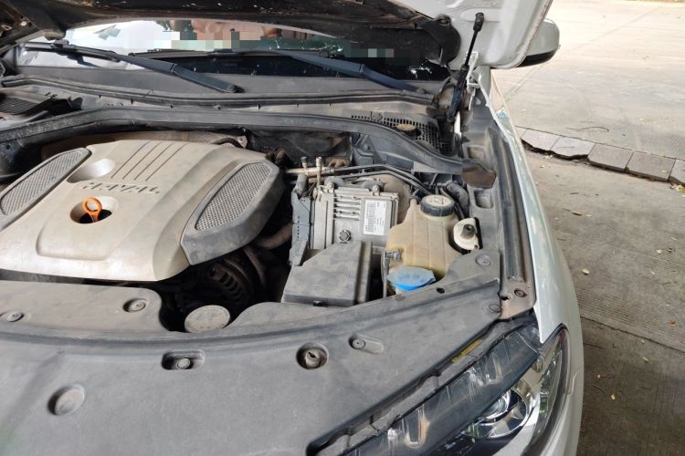 Used Haval H8 2015 2.0T Four-Wheel Drive Luxury Model Engine Bay Left