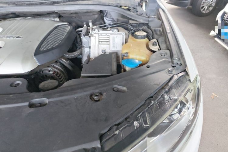 Used Haval H8 2015 2.0T Two-Wheel Drive Comfort Version Engine Bay Left