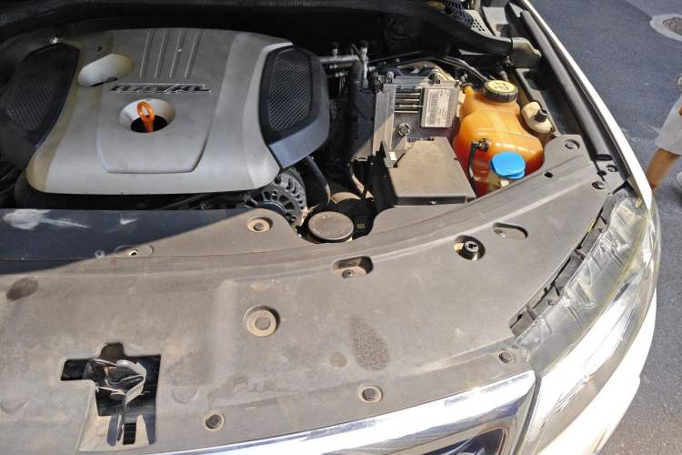 Used Haval H8 2015 2.0T Two-Wheel-Drive Elite Version Engine Bay Left
