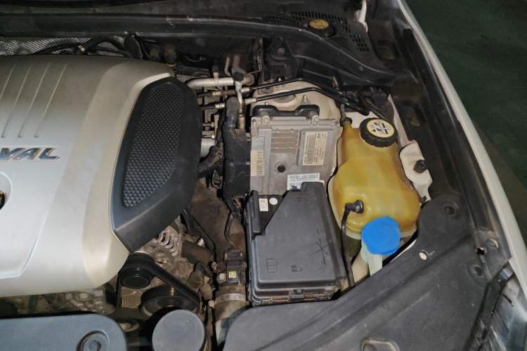 Used Haval H8 2015 2.0T Two-Wheel-Drive Elite Version Engine Bay Left