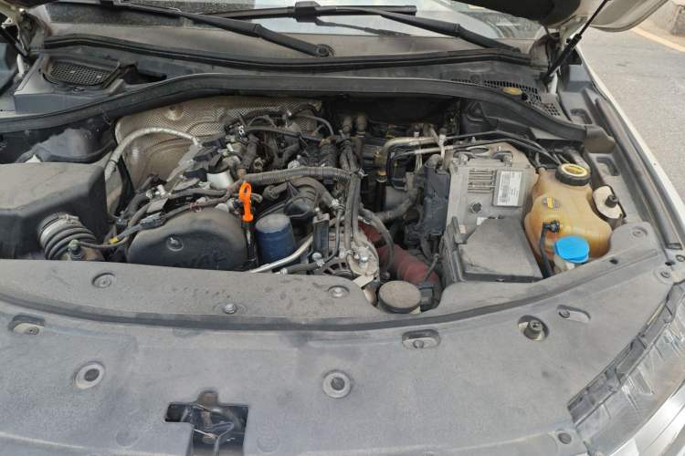 Used Haval H8 2015 2.0T Two-Wheel-Drive Luxury Version Engine Bay Left