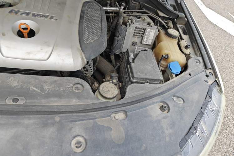 Used Haval H8 2015 2.0T Two-Wheel-Drive Elite Version Engine Bay Left