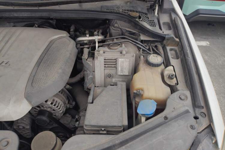 Used Haval H8 2015 2.0T Two-Wheel-Drive Luxury Version Engine Bay Left