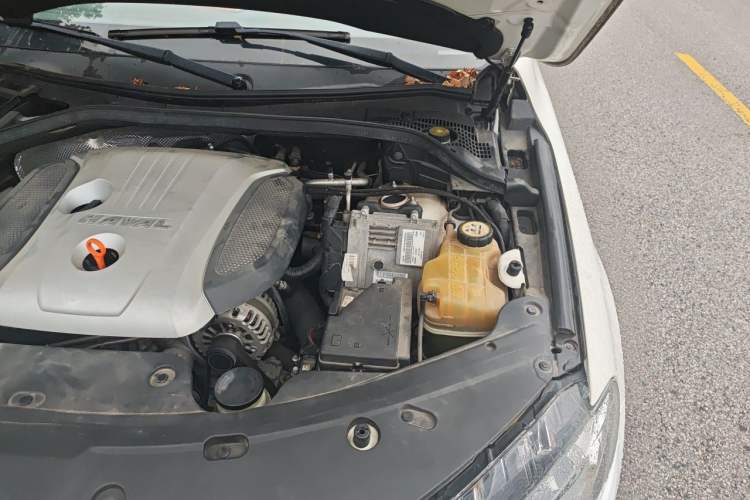 Used Haval H8 2015 2.0T Four-Wheel Drive Comfort Version Engine Bay Left