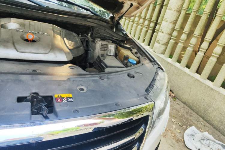 Used Haval H8 2015 2.0T Two-Wheel-Drive Luxury Version Engine Bay Left