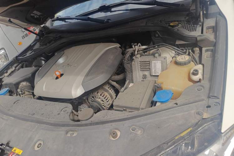 Used Haval H8 2015 2.0T Two-Wheel-Drive Elite Version Engine Bay Left