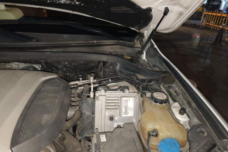 Used Haval H8 2015 2.0T Four-Wheel Drive Luxury Model Engine Bay Left
