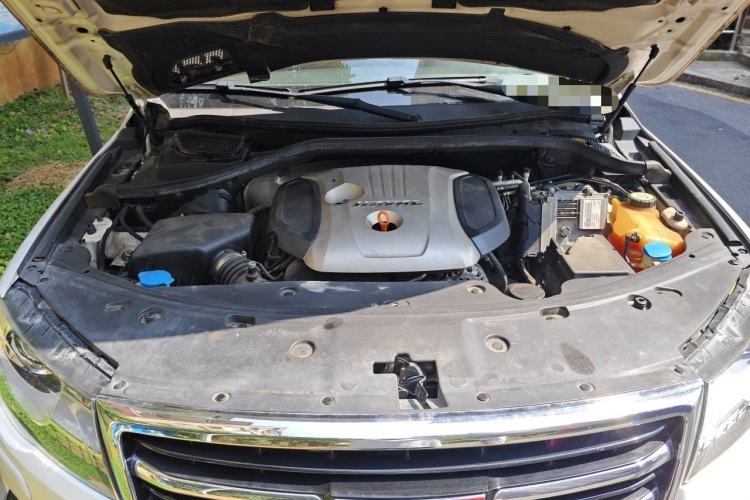 Used Haval H8 2015 2.0T Two-Wheel-Drive Elite Version Engine Bay