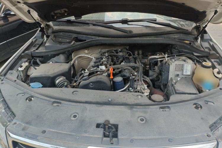 Used Haval H8 2015 2.0T Two-Wheel-Drive Luxury Version Engine Bay