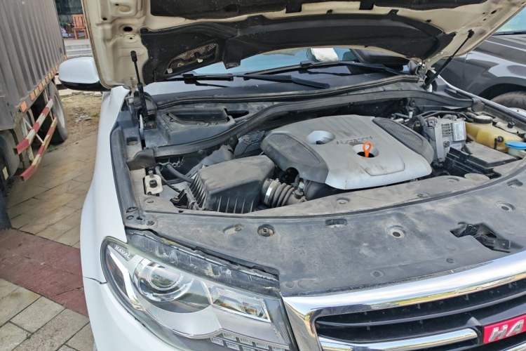 Used Haval H8 2015 2.0T Two-Wheel-Drive Standard Version Engine Bay Right