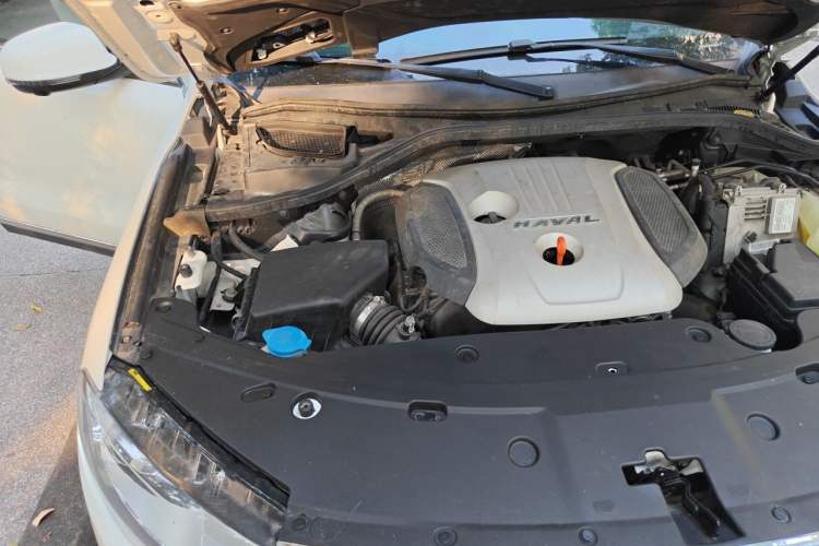 Used Haval H8 2015 2.0T Four-Wheel Drive Elite Model Engine Bay Right