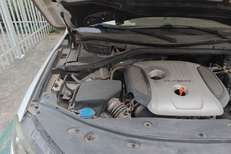Used Haval H8 2015 2.0T Two-Wheel-Drive Luxury Version Engine Bay Right