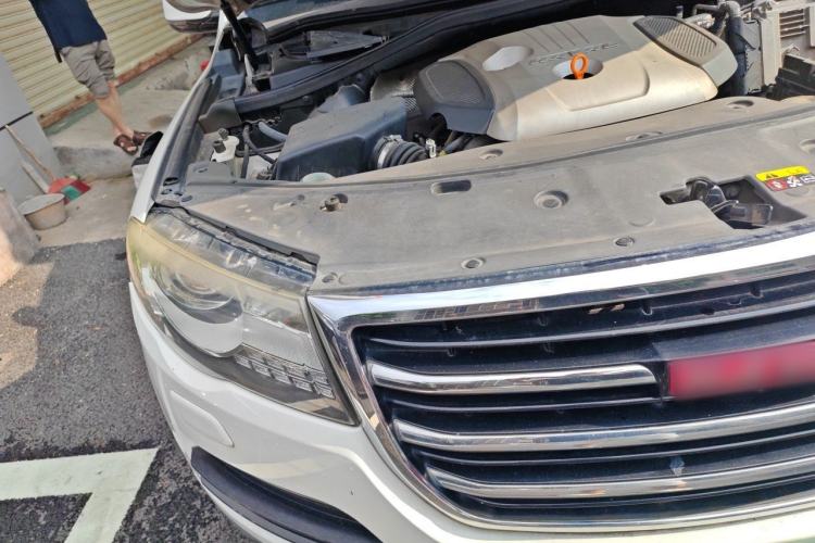 Used Haval H8 2015 2.0T Two-Wheel-Drive Luxury Version Engine Bay Right