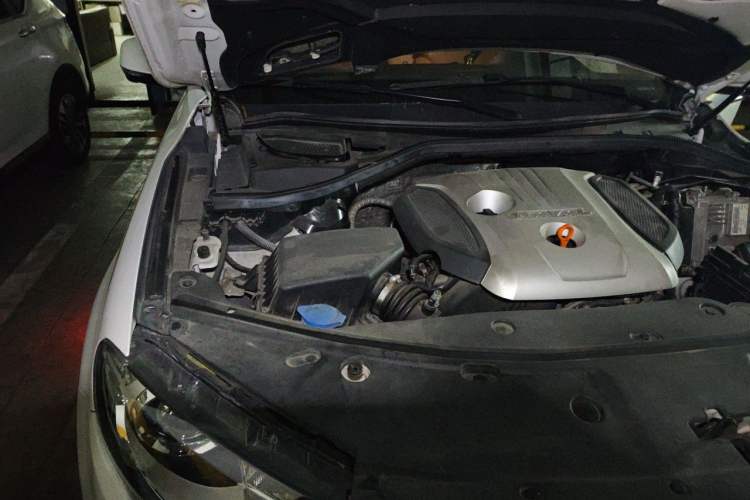 Used Haval H8 2015 2.0T Four-Wheel Drive Elite Model Engine Bay Right