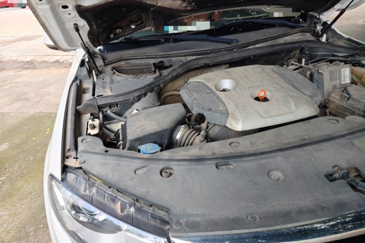 Used Haval H8 2015 2.0T Four-Wheel Drive Luxury Model Engine Bay Right