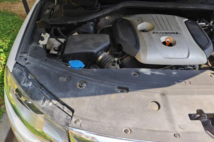 Used Haval H8 2015 2.0T Two-Wheel-Drive Elite Version Engine Bay Right