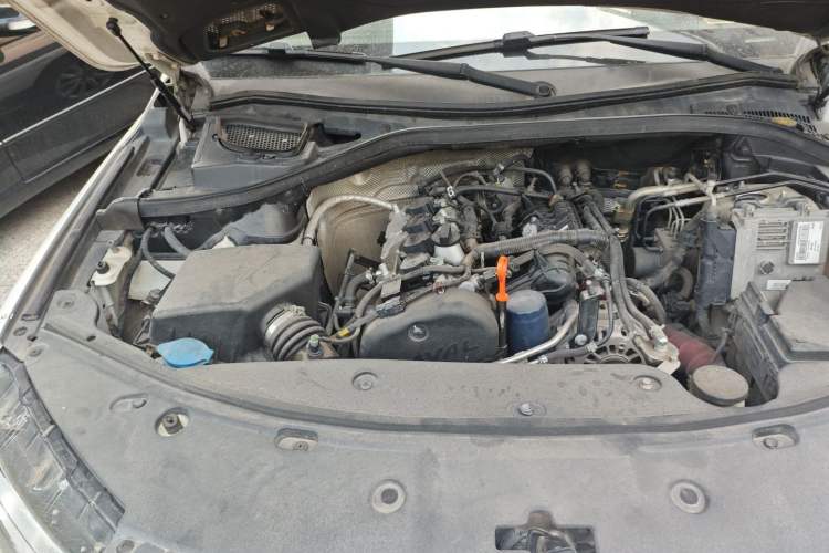 Used Haval H8 2015 2.0T Two-Wheel-Drive Luxury Version Engine Bay Right